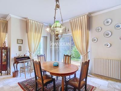 Villa - 273 m² - 9 pièces