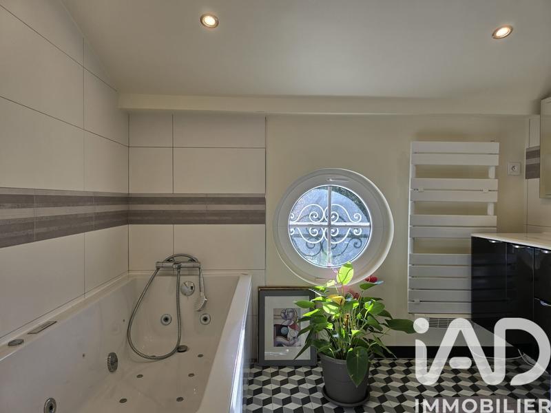 Maison - 250 m² - 10 pièces