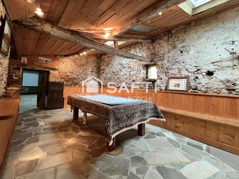 Maison - 1 032 m² - 12 pièces