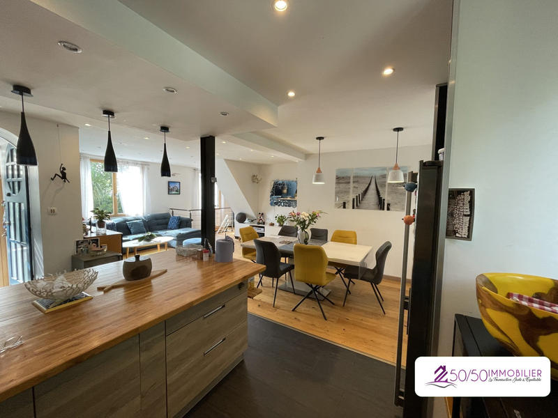 Maison - 252 m² - 9 pièces