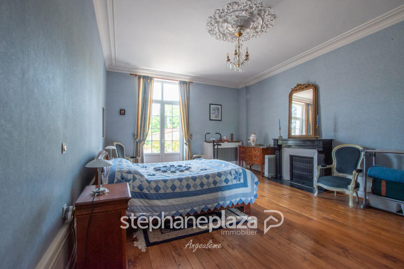 Demeure - 220 m² - 6 pièces