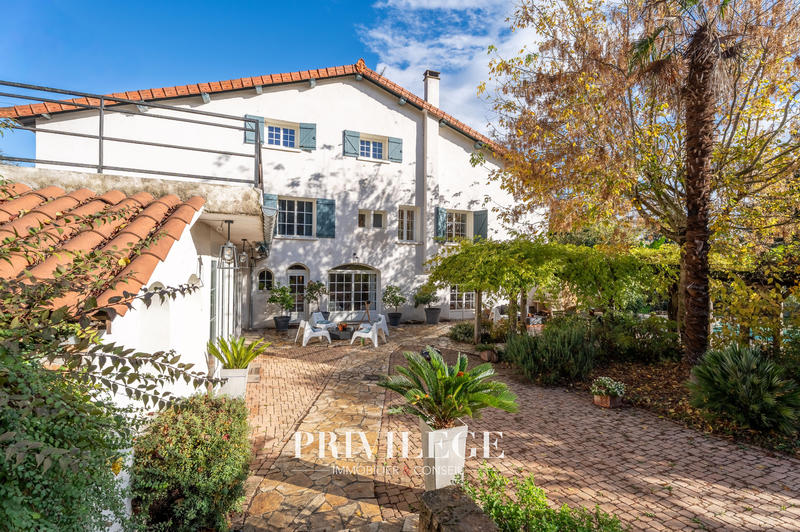 Maison - 310 m² - 9 pièces