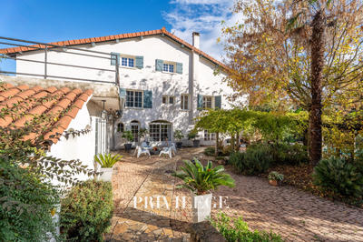 Maison - 310 m² - 9 pièces