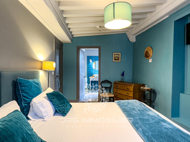 Maison - 242 m² - 12 pièces