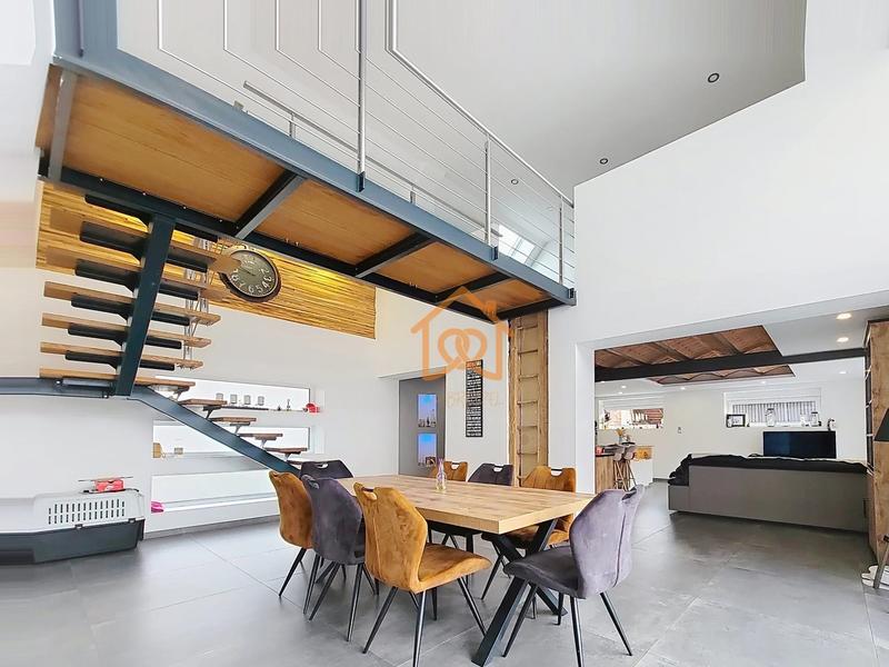 Maison - 251 m² - 10 pièces