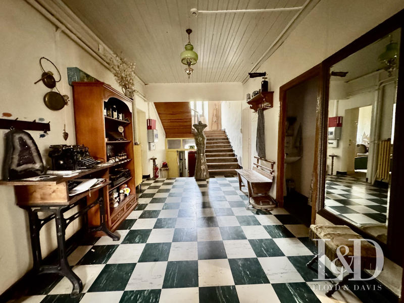 Maison ancienne - 1 490 m² - 40 pièces