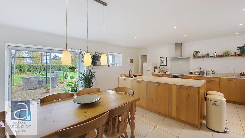 Maison - 230 m² - 8 pièces