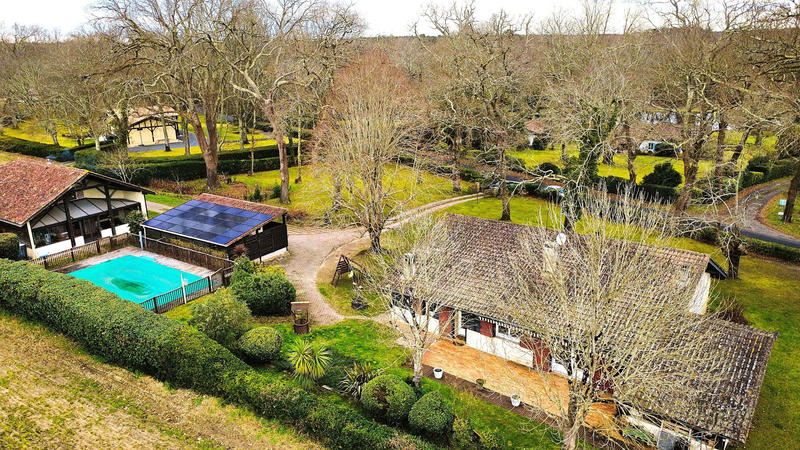 Maison - 230 m² - 8 pièces