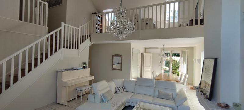 Maison - 220 m² - 8 pièces