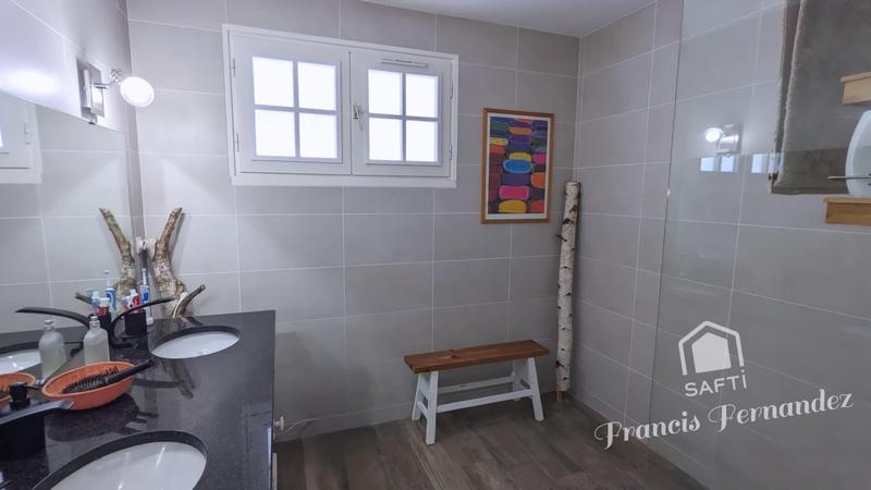 Maison - 220 m² - 6 pièces