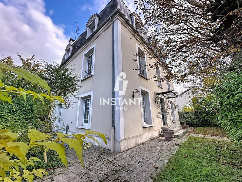 Maison - 240 m² - 10 pièces