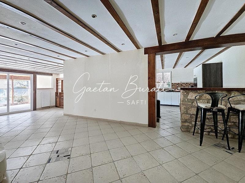 Maison - 223 m² - 9 pièces