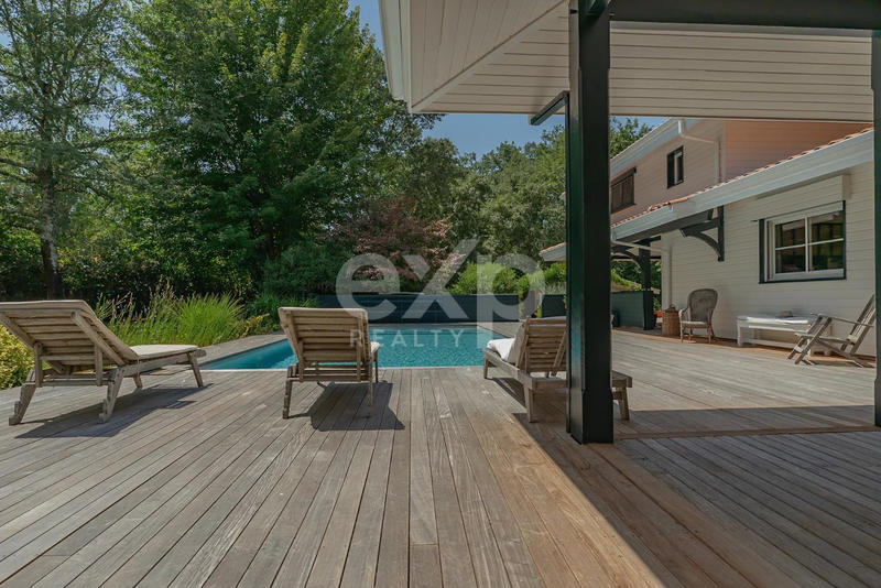 Maison - 220 m² - 8 pièces