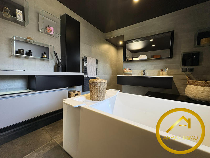 Maison - 208 m² - 8 pièces