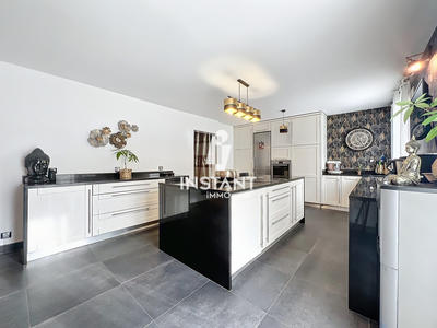 Maison - 210 m² - 9 pièces