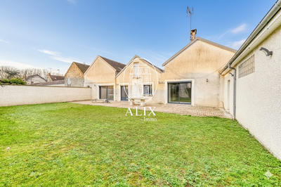 Maison traditionnelle - 246 m² - 8 pièces