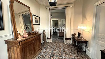 Maison - 304 m² - 9 pièces