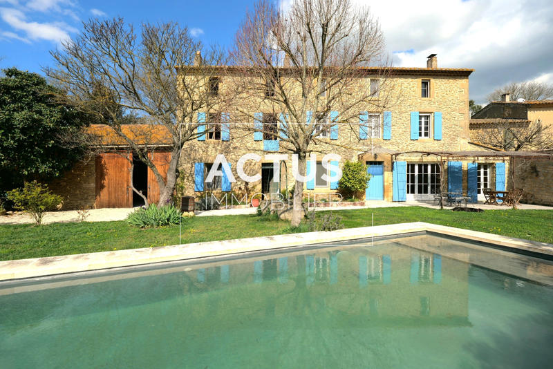 Maison - 235 m² - 8 pièces