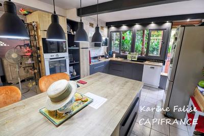 Maison - 270 m² - 8 pièces