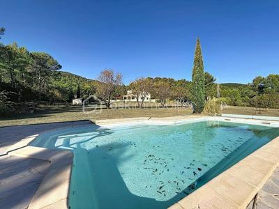 Propriété - 285 m² - 6 pièces