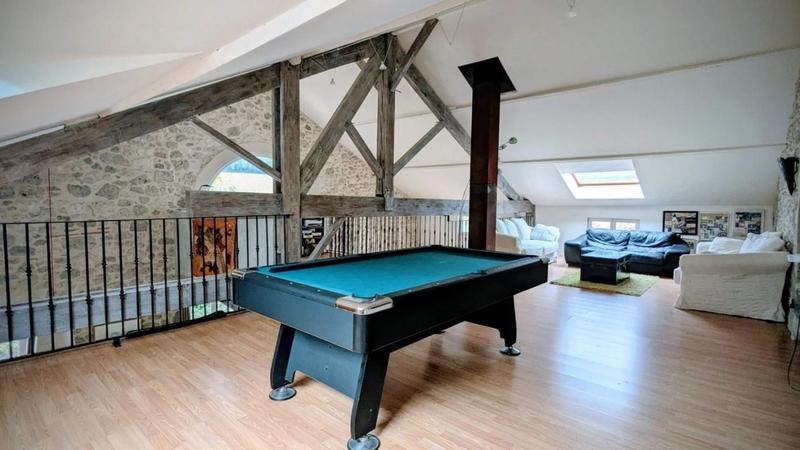 Propriété - 237 m² - 6 pièces