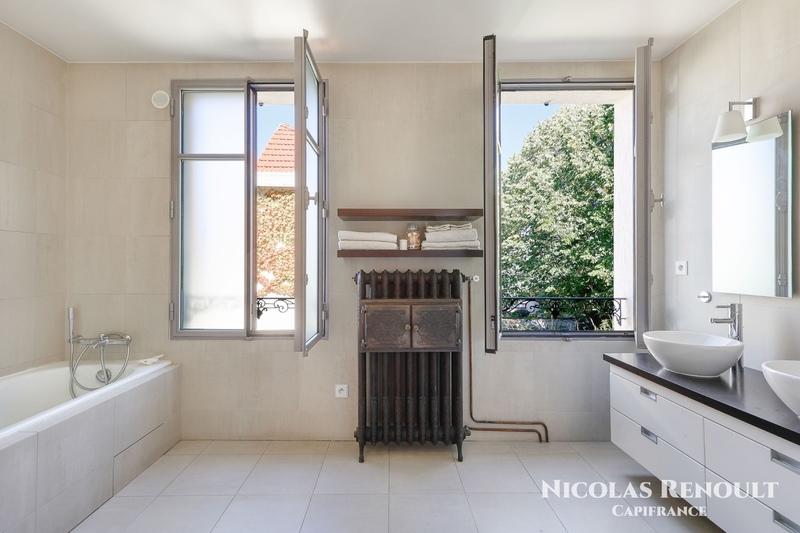 Maison - 250 m² - 8 pièces