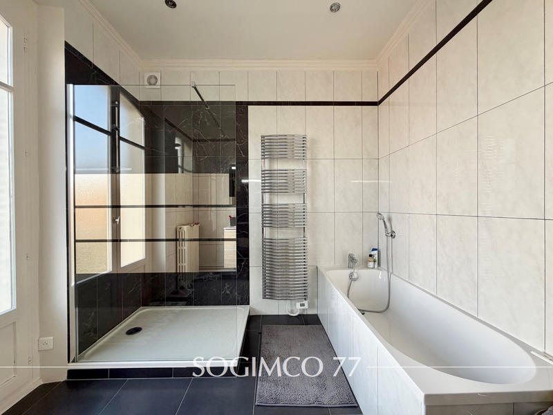 Maison - 201 m² - 9 pièces