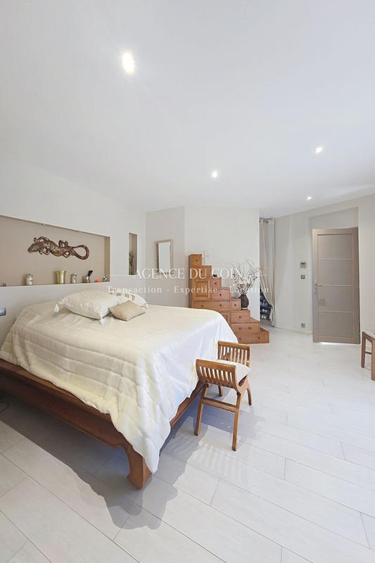 Villa - 300 m² - 7 pièces