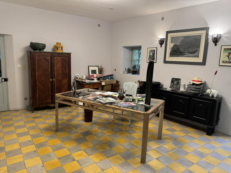 Propriété - 1 300 m² - 15 pièces