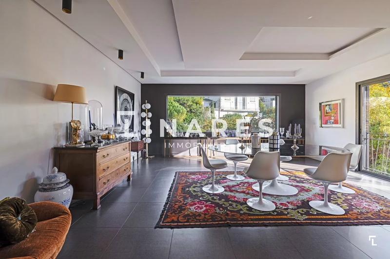 Maison - 360 m² - 9 pièces