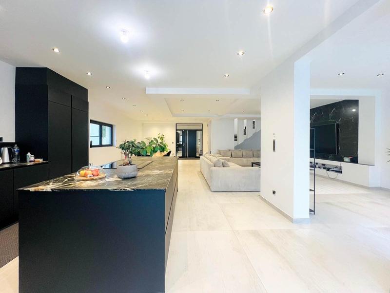Maison contemporaine - 218 m² - 7 pièces