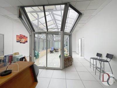 Local commercial - 210 m² - 9 pièces