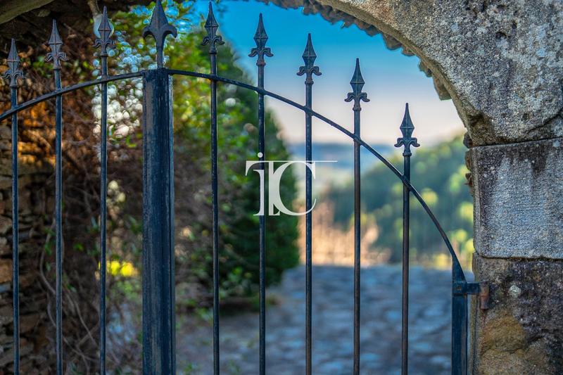 Mas - 244 m² - 13 pièces