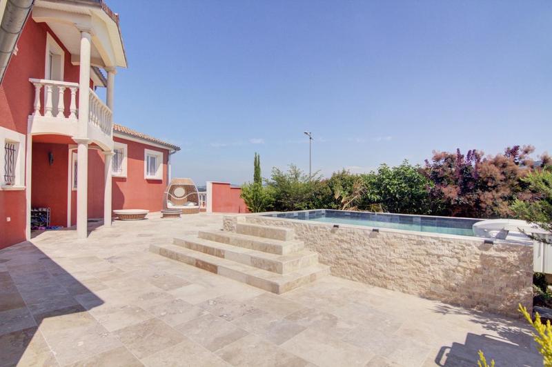 Maison - 143 m² - 5 pièces