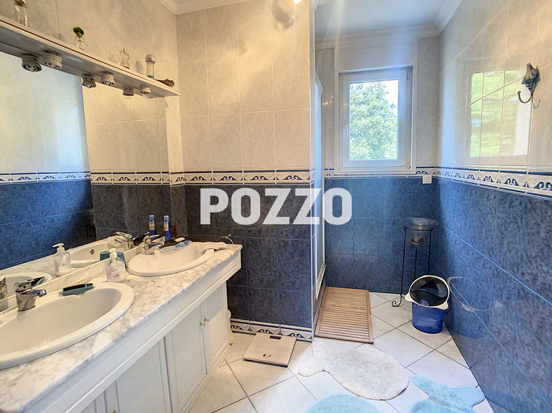 Maison - 244 m² - 8 pièces