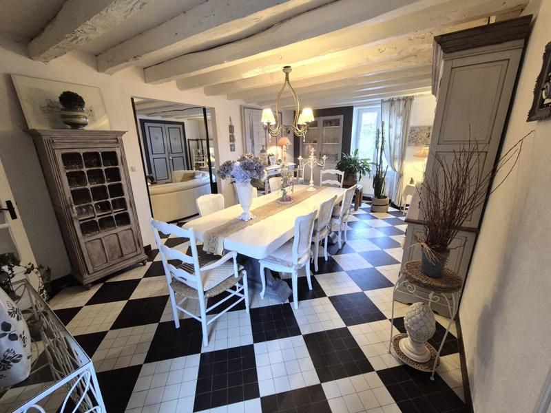 Maison - 312 m² - 12 pièces