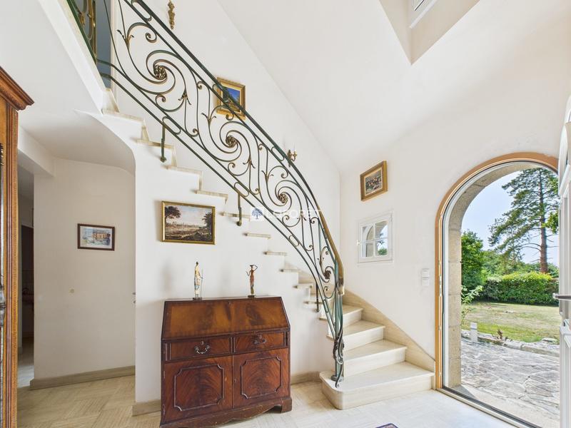 Maison traditionnelle - 215 m² - 9 pièces