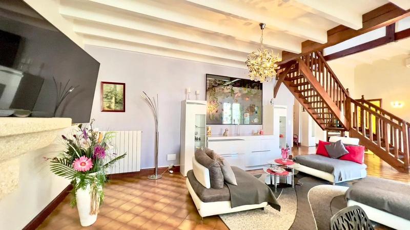 Maison - 349 m² - 10 pièces