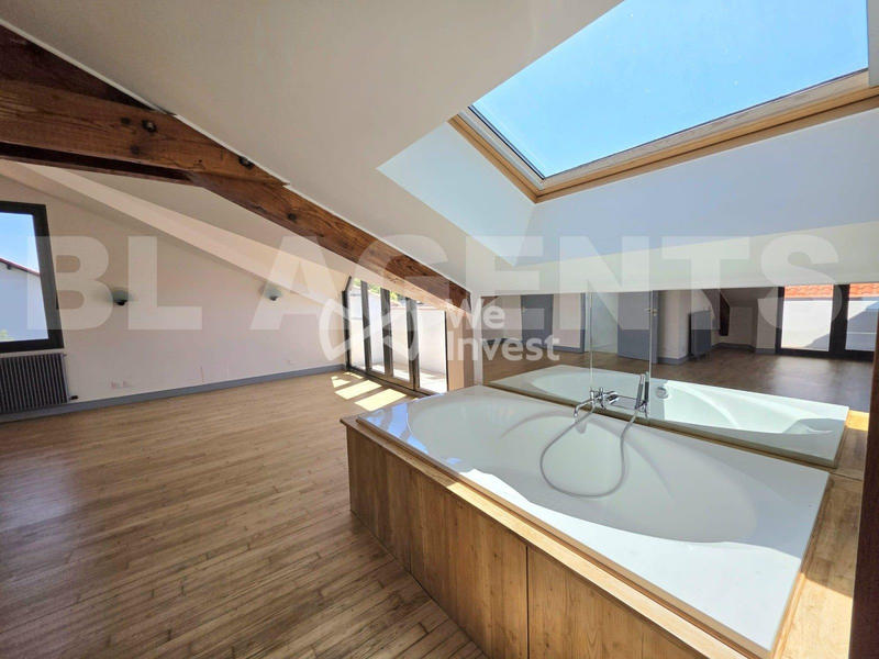 Maison - 240 m² - 6 pièces