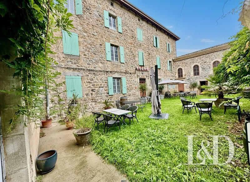 Maison ancienne - 1 490 m² - 40 pièces