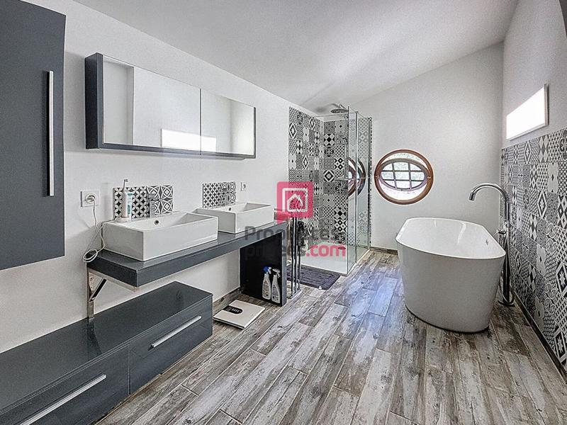 Villa - 220 m² - 9 pièces