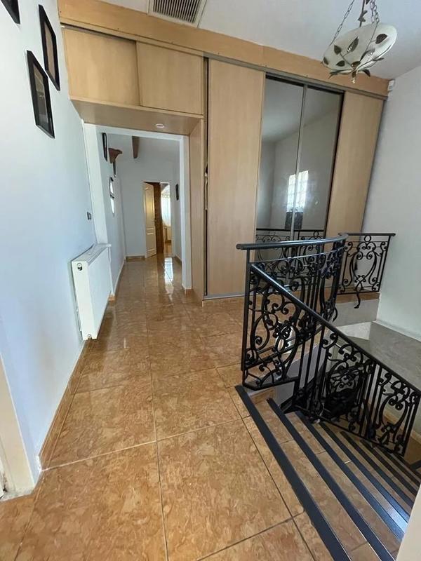 Maison - 270 m² - 9 pièces