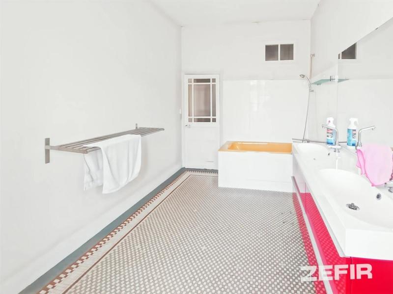 Maison - 320 m² - 10 pièces