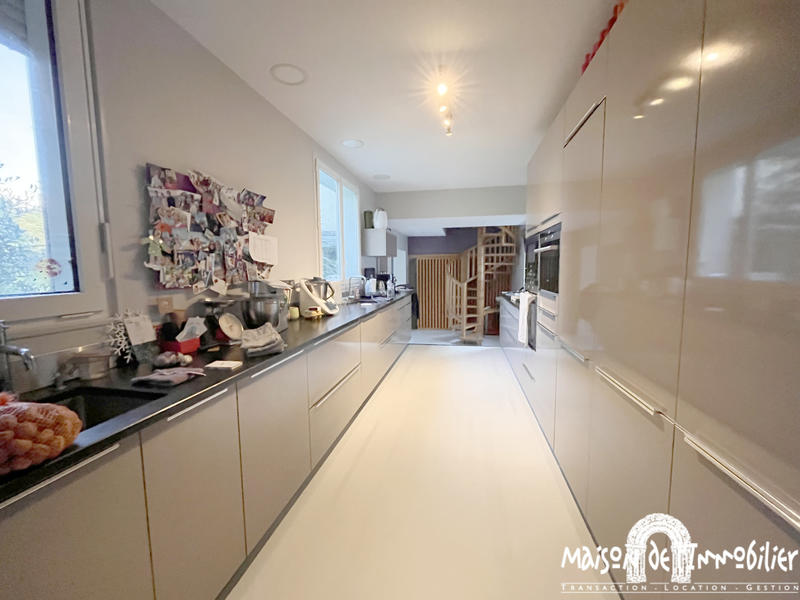 Maison - 256 m² - 12 pièces