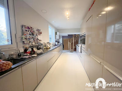 Maison - 256 m² - 12 pièces