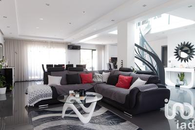 Maison - 205 m² - 7 pièces