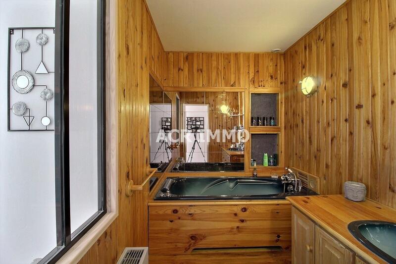 Maison - 250 m² - 8 pièces