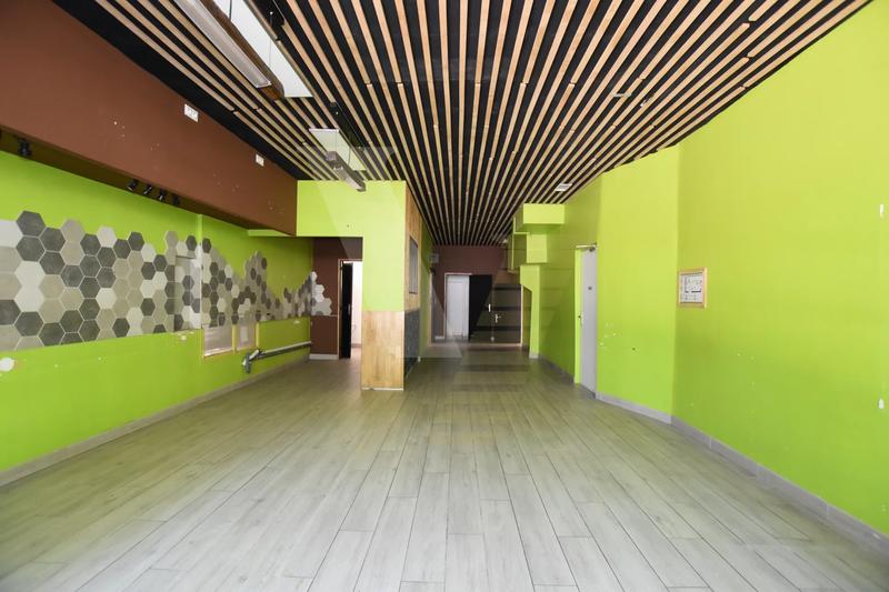 Local commercial - 90 m² - 4 pièces