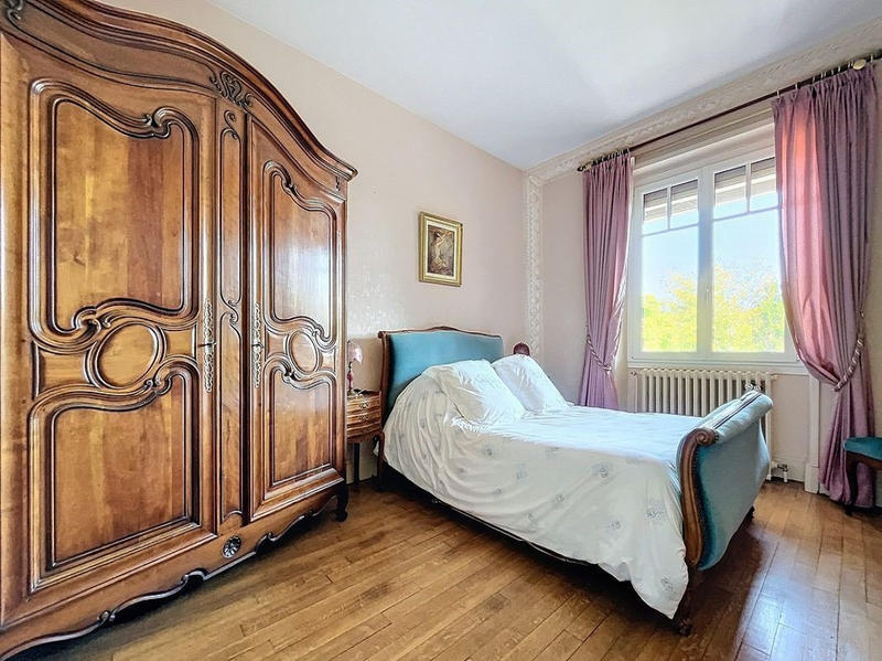 Maison - 201 m² - 9 pièces