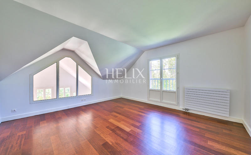 Maison - 240 m² - 8 pièces